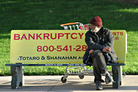 Zwerver op een bank met de tekst ‘bankruptcy’