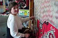 Vrouw die een kleed aan het weven is