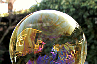 Weerspiegeling van een huis in een zeepbel