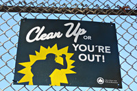 Bord met daarop de tekst &quot;Clean Up or You&#39;re Out!&quot;