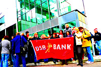 Groep mensen met vlag van de DSB Bank