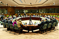 Minister-president Rutte samen met de andere EU-leiders rond de vergadertafel. 
