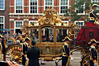 Gouden koets tijdens de rijtocht op prinsjesdag door Den Haag