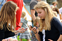 Twee jongeren met hun mobiele telefoon