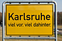 Verkeersbord met daarop de tekst ‘Karlsruhe viel vor, viel dahinter’