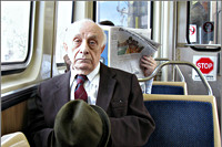 Oudere man in metro