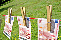 Biljetten van 10 Euro aan een waslijn