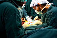 Medische chirurgen aan een operatietafel