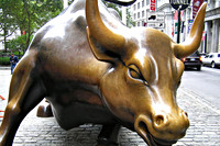 De Charging bull (ook wel Wall street bull of Bowling green bull genoemd); bronzen sculptuur van Arturo di Modica