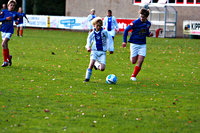 Voetballende jeugd op een voetbaldveld