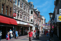 Winkelend publiek in Utrechtse winkelstraat op een zonnige dag
