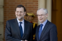 President EC Herman Van Rompuy schudt handen met Spaanse president Mariano Rajoy