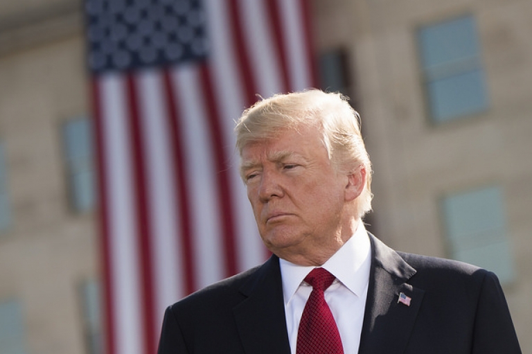 Laat de Koning het boek De Mars der Dwaasheid aan Trump geven image