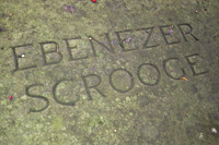 Grafsteen met de tekst "Ebenezer Scrooge"