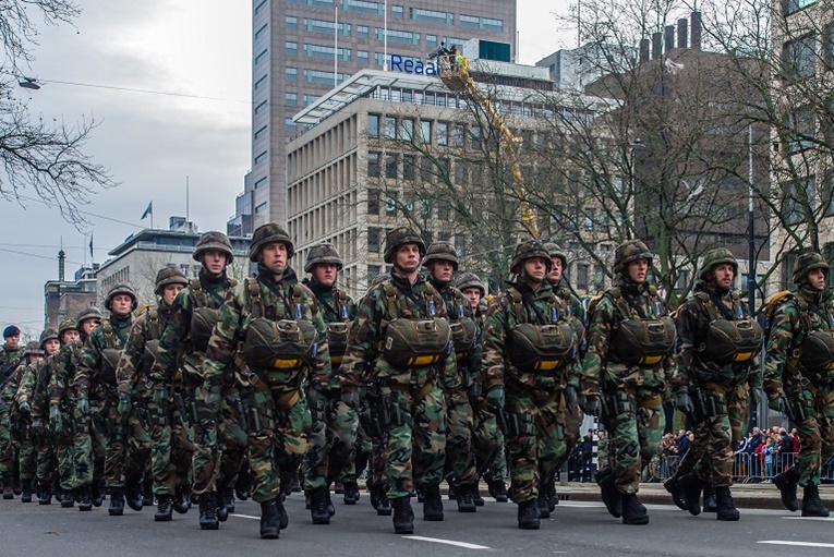 Lonen bij Defensie hoger dan in andere sectoren image