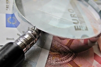 Vergrootglas en euro&#39;s