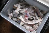 gescheurd papier in vuilnisbak