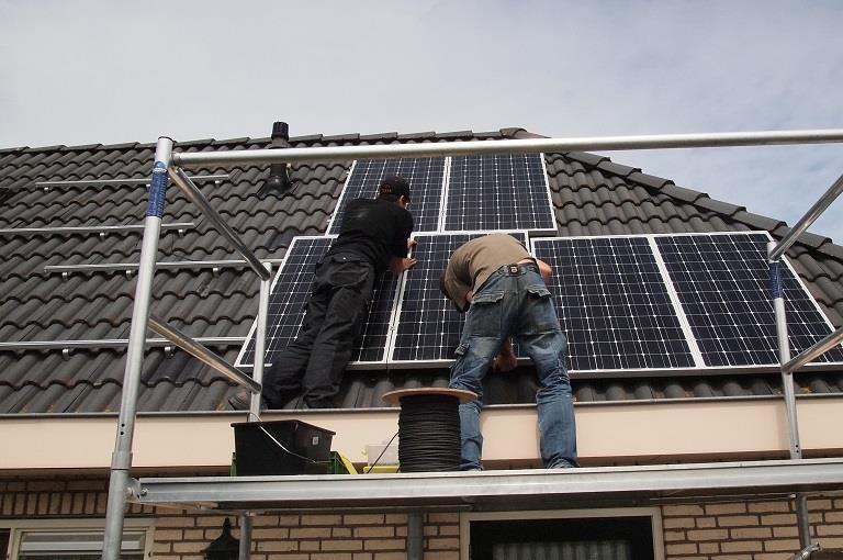 Wie gaat die zonnepanelen uit het regeerakkoord daadwerkelijk leggen? image