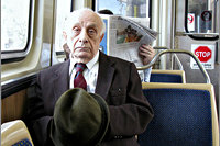 Oude man in tram